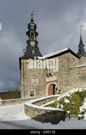 Lauenstein Castle In Winter, Upper Franconia, Bavaria, Germany Stock Photo