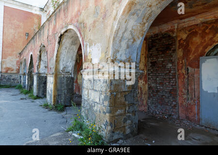 old door and the arch in the crumbling building Stock Photo