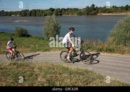 Cyclist Loire River France - Cyclists on a cycleway alongside the River Loire at Chaumont sur Loire France Stock Photo