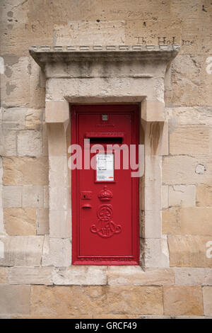 ER VII post box – Edward VII (postbox put up between 1901-1910) Traditional red post box at Windsor Castle, Stock Photo