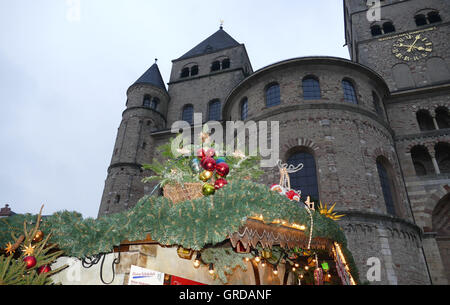 Trier Cathedral Of Saint Peter With Christmas Market, Trier, Rhineland-Palatinate, Germany Stock Photo