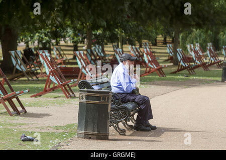 London UK.7th September 2016. People enjoy the warm and humid humid in Hyde Park London Credit:  amer ghazzal/Alamy Live News Stock Photo