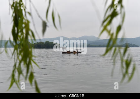 Hangzhou, China's Zhejiang Province. 7th Sep, 2016. A tourist boat is seen on the West Lake in Hangzhou, capital of east China's Zhejiang Province, Sept. 7, 2016. © Huang Zongzhi/Xinhua/Alamy Live News Stock Photo