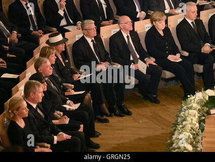 Berlin, Germany. 07th Sep, 2016. Bettina Wulff (L-R), former President Christian Wulff, Eva Luise Koehler, former President Horst Koehler, Daniela Schadt, the widow Barbara Scheel, President Joachim Gauck, Bundestag President Norbert Lammert, German Chancellor Angela Merkel and Bundesrat President Stanislaw Tillich have taken their seats at the act of state for former German President Walter Scheel in the Berlin Philharmonic in Berlin, Germany, 07 September 2016. Scheel died on 24 August 2016 at the age of 97. Photo: MICHAEL KAPPELER/POOL/dpa/Alamy Live News Stock Photo