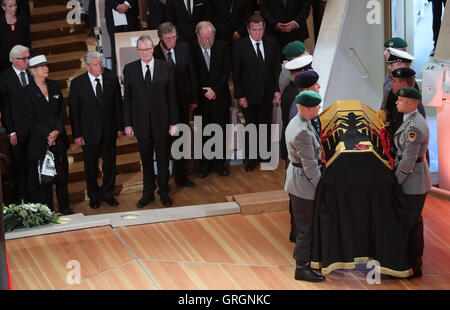 Berlin, Germany. 07th Sep, 2016. Soldiers carry the casket from the Berlin Philharmonic following the act of state for the late German President Walter Scheel in Berlin, Germany, 07 September 2016. To the left is German Foreign Minister Frank-Walter Steinmeier, the widow Barbara Scheel, and President Joachim Gauck. Scheel died on 24 August 2016 at the age of 97. Photo: MICHAEL KAPPELER/dpa/Alamy Live News Stock Photo