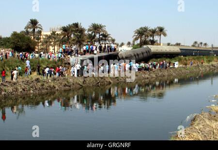 Cairo. 7th Sep, 2016. People stay around the derailed train in the district of Ayat in Giza, Egypt on Sept. 7, 2016. A train derailment accident in Egypt's Giza governorate killed five people and injured 27 others on Wednesday, reported the state-run MENA news agency. Credit:  STR/Xinhua/Alamy Live News Stock Photo