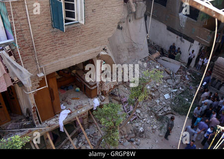 Cairo. 7th Sep, 2016. Rescuers search for survivors amid the ruins of a collapsed house at Al-Zawya neighborhood in Cairo, Egypt on Sept. 7, 2016. Part of the building collapsed due to a gas bomb, killing one person and injuring seven. Credit:  Ahmed Gomaa/Xinhua/Alamy Live News Stock Photo