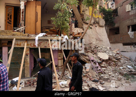 Cairo. 7th Sep, 2016. Rescuers search for survivors amid the ruins of a collapsed house at Al-Zawya neighborhood in Cairo, Egypt on Sept. 7, 2016. Part of the building collapsed due to a gas bomb, killing one person and injuring seven. Credit:  Ahmed Gomaa/Xinhua/Alamy Live News Stock Photo