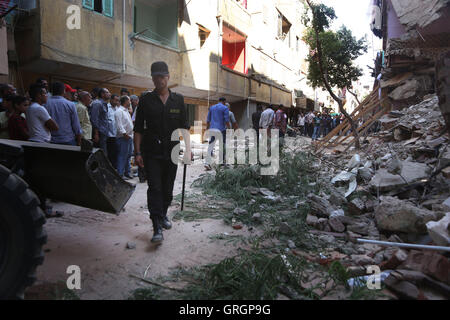 Cairo. 7th Sep, 2016. Rescuers search for survivors amid the ruins of a collapsed house at Al-Zawya neighborhood in Cairo, Egypt on Sept. 7, 2016. Part of the building collapsed due to a gas bomb, killing one person and injuring seven. Credit:  Ahmed Gomaa/Xinhua/Alamy Live News Stock Photo