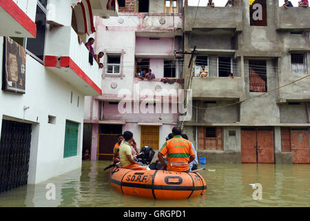 Gaya, India. 7th Sep, 2016. Rescue personnel ferry residents besieged by flood in Gaya District, Bihar, India, on Sept. 7, 2016. Rescues were operated by State Disaster Response Fund Wednesday among continuous flood in Gaya. Flood situation in this area appeared to be eased with the water level of swollen Ganga flowing below the danger mark, reported local media. Credit:  Stringer/Xinhua/Alamy Live News Stock Photo