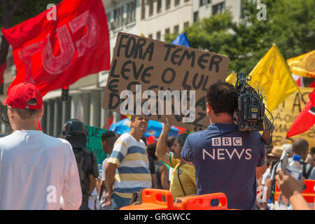 Rio de Janeiro, Rio de Janeiro, Brazil. 07th September 2016. BBC cameramen filming as protesters pass by holding banners and flags. Demonstration against the Brazilian President Michel Temer and ex-presidents Lula and Dilma Rousseff. Ellen Pabst dos Reis/Alamy Live News Stock Photo