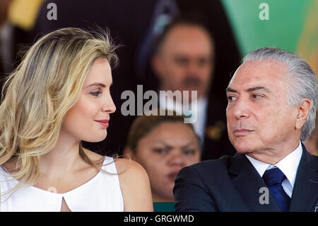 Brasilia, Brazil. 7th Sep, 2016. Image provided by Brazil's Presidency shows Brazilian President Michel Temer (R) and his wife Marcela Temer attending the parade held in commemoration of Brazil's 194th Independence Day, in Brasilia, capital of Brazil, on Sept. 7, 2016. Credit:  Brazil's Presidency/Xinhua/Alamy Live News Stock Photo