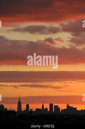 New York, USA. 7th Sep, 2016. The sun sets over Manhattan in New York, the United States, Sept. 7, 2016. © Yin Bogu/Xinhua/Alamy Live News Stock Photo