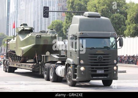 Rio de Janeiro, Brazil, September 7, 2016: On the 7th of September is celebrated Independence Day in Brazil. Across the country there are military parades to celebrate the day. In Rio de Janeiro, the Navy military, Air Force, Army and various police forces parade at Avenida Presidente Vargas, near the Central do Brazil. The military exhibits music, weapons and military vehicles. Thousands of people attend the parade that is traditional in the city. Credit:  Luiz Souza/Alamy Live News Stock Photo