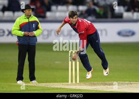 Reece Topley in bowling action for Essex - Essex Eagles vs Sri Lanka - 50-over Tour Match at the Essex County Ground, Chelmsford - 13/05/14 Stock Photo