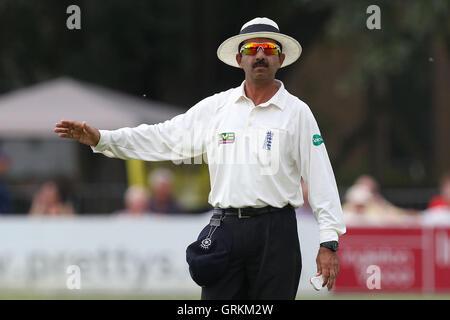 Umpire anil chaudhary essex ccc hi-res stock photography and