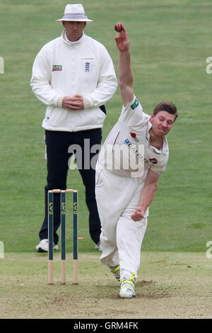 Matt Coles in bowling action for Kent - Essex CCC vs Kent CCC - LV County Championship Division Two Cricket at the Essex County Ground, Chelmsford - 22/05/13 Stock Photo