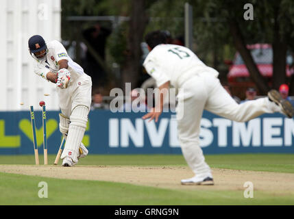 Kabir Ali of Worcs claims the wicket of Varun Chopra, clean bowled - Essex CCC vs Worcestershire CCC - LV County Championship Division Two at Castle Park, Colchester -  20/08/08 Stock Photo