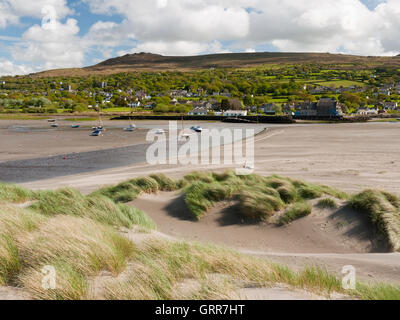 The town of Newport (Trefdraeth) below Mynydd Carningli in Pembrokeshire, viewed across Newport Sands and the river Nevern Stock Photo
