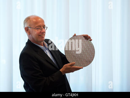Dresden, Germany. 08th Sep, 2016. CEO of Globalfoundries Fab1, Rutger Wijburg, holds a 22FDX wafer during a press conference with Globalfoundries in Dresden, Germany, 08 September 2016. The electricity-saving FD-SOI technology product was announced in Dresden for the first time in July 2015 and will be introduced to the market in 2017. The next 12FDX generation was introduced at the same time. Photo: ARNO BURGI/dpa/Alamy Live News Stock Photo