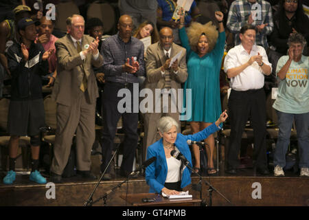 Chicago, Illinois, USA. 8th Sep, 2016. Presidential candidate Dr. Jill Stein for the Green Party, talks about her platform to a crowd of supporters at the Preston Bradley Center in Chicago. Credit:  Rick Majewski/ZUMA Wire/Alamy Live News Stock Photo