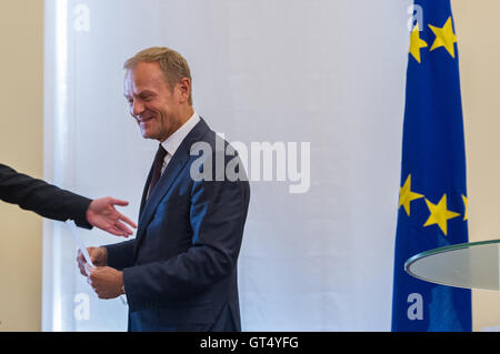 Tallinn, Estonia, 9th September 2016. Estonian Prime Minister Taavi Roivas (L) and President of the European Council Donald Tusk (R) leave the media after their meeting at Steenbok House. The main topics of their meeting will be the future of the European Union after the Brexit   as well as the Estonian politic situation regarding the Presidential election.  Estonia will host the the Presidency of the Council of the European Union in the second half of 2017, this for the first time. Credit:  Nicolas Bouvy/Alamy Live News Stock Photo