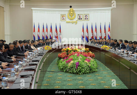 Phnom Penh, Cambodia. 9th Sep, 2016. Cambodian Prime Minister Samdech Techo Hun Sen (4th R) meets with Chinese business executives in Phnom Penh, Cambodia, Sept. 9, 2016. Hun Sen on Friday encouraged more Chinese investors to invest in Cambodia, saying that their investment would contribute to developing the economy and reducing poverty, a senior official said. © Sovannara/Xinhua/Alamy Live News Stock Photo