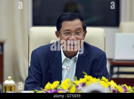 Phnom Penh, Cambodia. 9th Sep, 2016. Cambodian Prime Minister Samdech Techo Hun Sen speaks during a meeting with Chinese business executives in Phnom Penh, Cambodia, Sept. 9, 2016. Hun Sen on Friday encouraged more Chinese investors to invest in Cambodia, saying that their investment would contribute to developing the economy and reducing poverty, a senior official said. © Sovannara/Xinhua/Alamy Live News Stock Photo