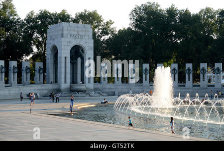 Washington, DC, USA. 8th Sep, 2016. 20160908: Visitors enjoy the fountain area at The World War II Memorial on a late afternoon in Washington. © Chuck Myers/ZUMA Wire/Alamy Live News Stock Photo