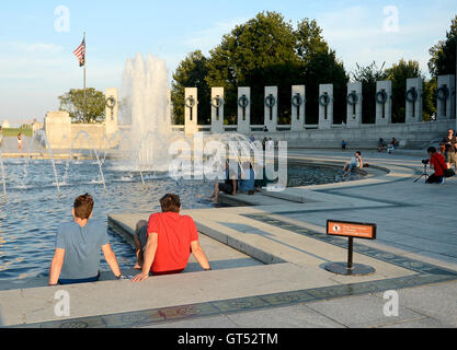 Washington, DC, USA. 8th Sep, 2016. 20160908: Visitors enjoy the fountain at The World War II Memorial on a late afternoon in Washington. © Chuck Myers/ZUMA Wire/Alamy Live News Stock Photo