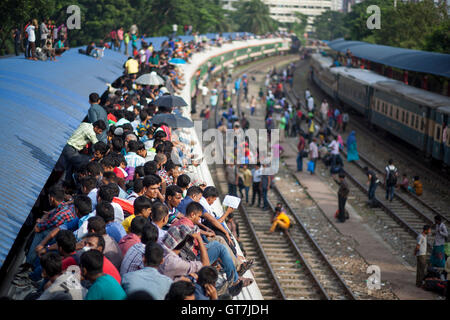 Dhaka, Bangladesh. 09th Sep, 2016. Thousands riding the roof of a train at Airport Railway Station in Dhaka to celebrate the Eid-ul-Azha with their families back home in towns and villages. Eid-ul-Azha holidaymakers overcrowded the Airport Railway Station. Credit:  Nayan Kumar/Pacific Press/Alamy Live News Stock Photo