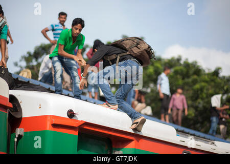 Dhaka, Bangladesh. 09th Sep, 2016. Thousands riding the roof of a train at Airport Railway Station in Dhaka to celebrate the Eid-ul-Azha with their families back home in towns and villages. Eid-ul-Azha holidaymakers overcrowded the Airport Railway Station. Credit:  Nayan Kumar/Pacific Press/Alamy Live News Stock Photo