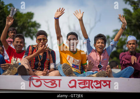 Dhaka, Bangladesh. 09th Sep, 2016. Thousands riding the roof of a train at Airport Railway Station in Dhaka to celebrate the Eid-ul-Azha with their families back home in towns and villages. Eid-ul-Azha holidaymakers overcrowded the Airport Railway Station. Credit:  Nayan Kumar/Pacific Press/Alamy Live News Stock Photo