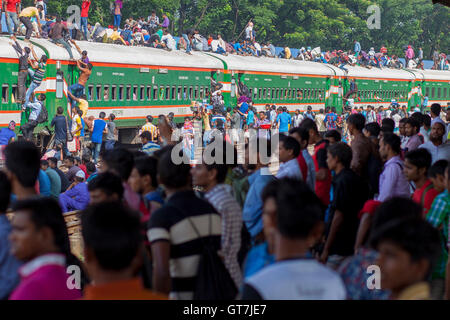 Dhaka, Bangladesh. 09th Sep, 2016. Thousands riding the roof of a train at Airport Railway Station in Dhaka to celebrate the Eid-ul-Azha with their families back home in towns and villages. Eid-ul-Azha holidaymakers overcrowded the Airport Railway Station. Credit:  Nayan Kumar/Pacific Press/Alamy Live News Stock Photo