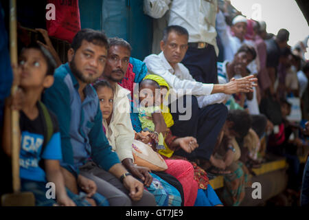 Dhaka, Bangladesh. 09th Sep, 2016. Thousands riding the roof of a train at Airport Railway Station in Dhaka to celebrate the Eid-ul-Azha with their families back home in towns and villages. Eid-ul-Azha holidaymakers overcrowded the Airport Railway Station. Credit:  Nayan Kumar/Pacific Press/Alamy Live News Stock Photo