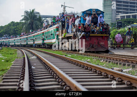 Dhaka, Bangladesh. 09th Sep, 2016. Thousands riding the roof of a train at Airport Railway Station in Dhaka to celebrate the Eid-ul-Azha with their families back home in towns and villages. Eid-ul-Azha holidaymakers overcrowded the Airport Railway Station. Credit:  Nayan Kumar/Pacific Press/Alamy Live News Stock Photo