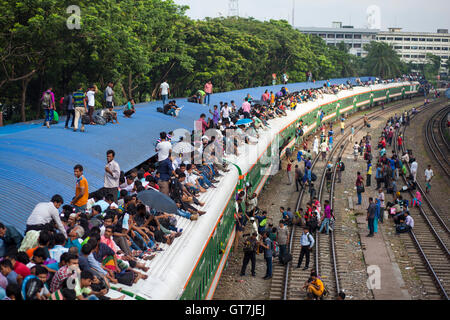 Dhaka, Bangladesh. 09th Sep, 2016. Thousands riding the roof of a train at Airport Railway Station in Dhaka to celebrate the Eid-ul-Azha with their families back home in towns and villages. Eid-ul-Azha holidaymakers overcrowded the Airport Railway Station. Credit:  Nayan Kumar/Pacific Press/Alamy Live News Stock Photo