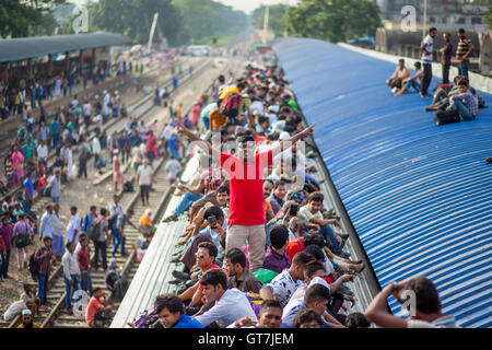 Dhaka, Bangladesh. 09th Sep, 2016. Thousands riding the roof of a train at Airport Railway Station in Dhaka to celebrate the Eid-ul-Azha with their families back home in towns and villages. Eid-ul-Azha holidaymakers overcrowded the Airport Railway Station. Credit:  Nayan Kumar/Pacific Press/Alamy Live News Stock Photo