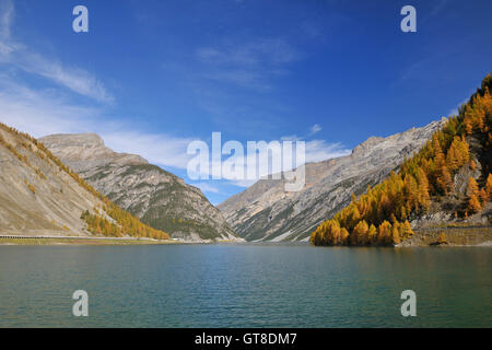 Lago di Livigno in Autumn, Livigno, Province of Sondrio, Lombary, Italy Stock Photo