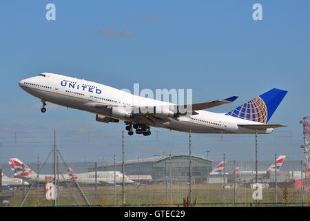 United Airlines Boeing 747-422 N121UA departing from London Heathrow Airport, UK Stock Photo