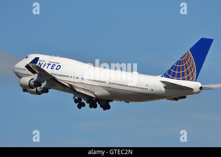 United Airlines Boeing 747-422 N121UA departing from London Heathrow Airport, UK Stock Photo