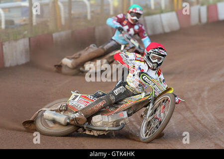 Heat 1: Leigh Adams (red) and Adam Shields (green) - Swindon Robins vs Lakeside Hammers - Sky Sports Elite League Speedway at Abbey Stadium - 28/05/09 Stock Photo