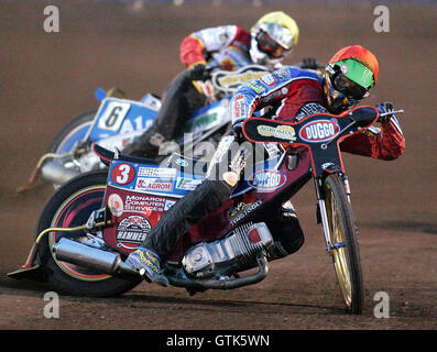 Heat 6 - Kasprzak (red), Moore (yellow) - Lakeside Hammers vs Swindon Robins - Sky Sports Elite League at Arena Essex, Purfleet - 17/08/07 Stock Photo