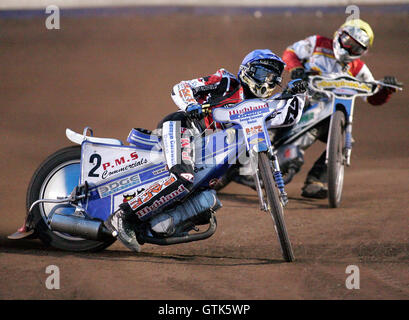 Heat 6 - Stead (blue), Moore (yellow) - Lakeside Hammers vs Swindon Robins - Sky Sports Elite League at Arena Essex, Purfleet - 17/08/07 Stock Photo