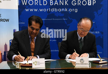 Washington, DC, USA. 9th Sep, 2016. World Bank Group President Jim Yong Kim (R) and New Development Bank President K.V. Kamath sign a memorandum in Washington, DC, the United States, Sept. 9, 2016. World Bank Group and the New Development Bank (NDB) set up by the BRICS nations on Friday signed a memorandum of understanding to strengthen their cooperation in addressing global infrastructure needs. Credit:  Bao Dandan/Xinhua/Alamy Live News Stock Photo