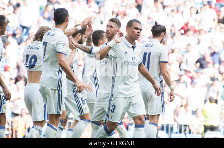 Madrid, Spain. 10st September, 2016. Real Madrid's players celebrate their third goal during the football match of third round of Season 2016/2017 of Spanish league ‘La Liga’ between Real Madrid and Club Atletico Osasuna at Santiago Bernabeu Stadium on September 10, 2016 in Madrid, Spain. Credit: David Gato/Alamy Live News Stock Photo