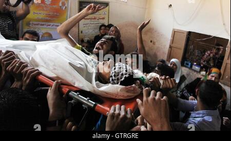 Gaza City, Gaza Strip. 10th Sep, 2016. Mourners carry the body of Abdel-Rahman Al-Dabbagh, an 18-year-old Palestinian who was killed on Friday during a rock-throwing protest near the Gaza-Israel border, during his funeral. Credit:  Ashraf Amra/APA Images/ZUMA Wire/Alamy Live News Stock Photo