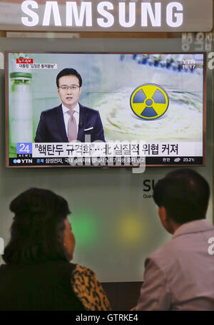 Seoul, South Korea. 11th Sep, 2016. People watching news on North Korea''s nuclear test at seoul station. © Min Won-Ki/ZUMA Wire/Alamy Live News Stock Photo