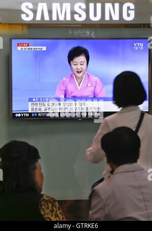 Seoul, South Korea. 11th Sep, 2016. People watching news on North Korea''s nuclear test at seoul station. © Min Won-Ki/ZUMA Wire/Alamy Live News Stock Photo