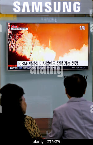 Seoul, South Korea. 11th Sep, 2016. People watching news on North Korea''s nuclear test at seoul station. © Min Won-Ki/ZUMA Wire/Alamy Live News Stock Photo